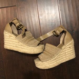 Marc Fisher tan wedges
